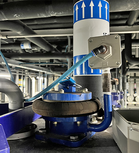 Beépített tisztítási és perlit regenerálási mechanizmusok
